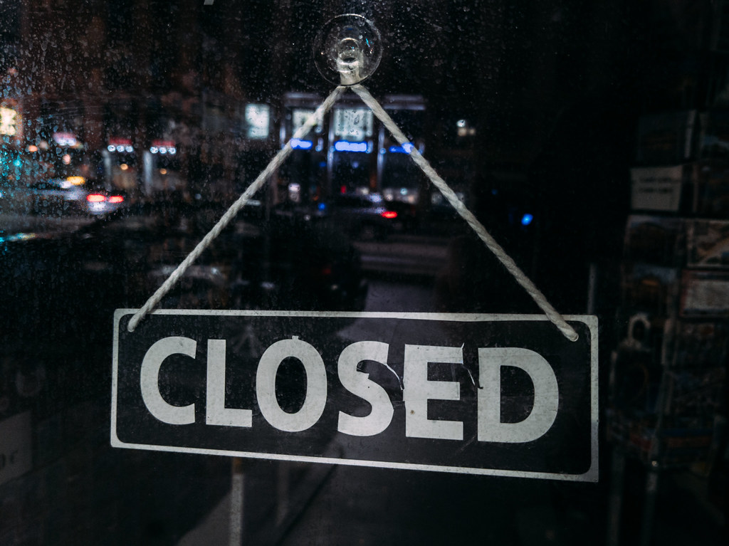 A closed sign on a storefront